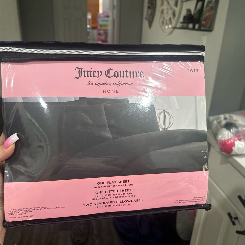 Juicy Couture , Twin Silk Satin Bed Sheet Set, Deep Pocket 4 Piece Set Black - Picture 4 of 4